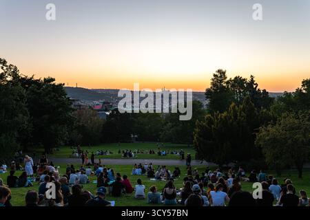 Prag, Tschechische Republik - 10.17.2025: Die Stadt Prag bei Nacht/Sonnenuntergang von Riegrovy Sady Stockfoto