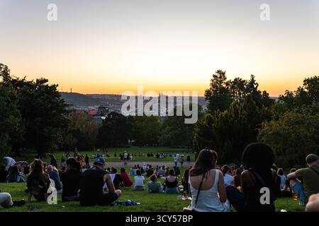 Prag, Tschechische Republik - 10.17.2025: Die Stadt Prag bei Nacht/Sonnenuntergang von Riegrovy Sady Stockfoto