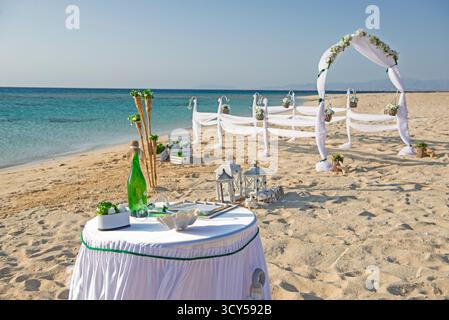 Setup von Hochzeit ehe Gang mit Vorhängen und Bogen auf Sandy Tropical Beach Paradise Ocean Hintergrund zu öffnen. Stockfoto