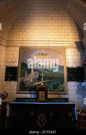 Blick auf das Innere von Eglise Saint Joseph mit einer Statue von Notre Dame de Lourdes und einem Wandgemälde in La Trinite sur Mer in Morbihan in der Bretagne Stockfoto