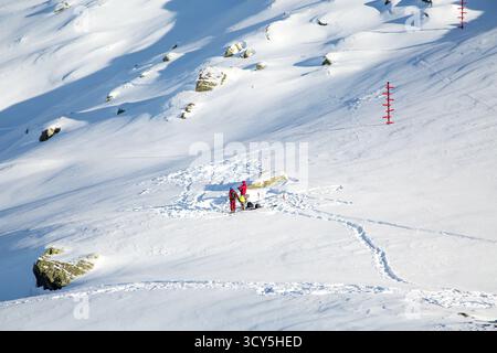 Chamonix Mont Blanc, Frankreich - 28. Januar 2015: Winterroute. Bergblick, Spuren und Wegweiser im Schnee an der Station des Aigui Stockfoto
