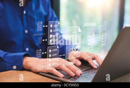 Automatisierung digitaler Arbeitsabläufe, Geschäftsmann mit Laptop-Computer, der Online-Checklisten durchführt, Dokumentenmanagement-Prüfsystem, Online-Dokumentation Stockfoto