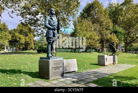 Aviators Monument, eine Hommage an gefallene bulgarische Piloten, geschaffen von Georgi Kotsev und errichtet 1941 im Garten St. Kliment Ohridski in Sofia, Bulgarien Stockfoto