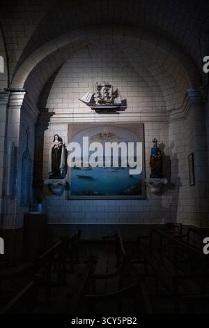 Blick auf das Innere von Eglise Saint Joseph mit einer Statue von Saint Joseph und einem Wandgemälde eines Bootes in La Trinite sur Mer in Morbihan in der Bretagne Stockfoto