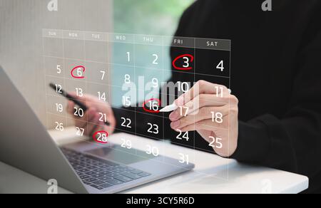 Kalender Agenda Terminplanung Terminplan Konzept. Mann, der einen digitalen Kalender auf einem Laptop verwendet, um Fahrpläne und wichtige Termine zu organisieren. Planung Stockfoto