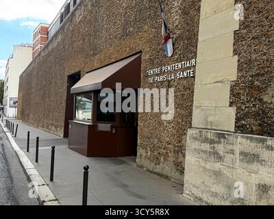 Paris, Frankreich. Oktober 2025. Blick auf den Eingang zum Gefängnis La Santé in Paris, wo Berühmtheiten und Personen, die besonderen Schutz benötigen, inhaftiert sind. Quelle: Michael Evers/dpa/Alamy Live News Stockfoto