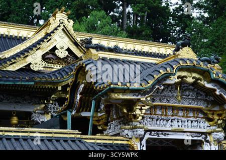 Das mit Gold verzierte Dach eines historischen japanischen Schreins in Nikko zeigt traditionelle Handwerkskunst und komplexe architektonische Details, Nikkō Stockfoto