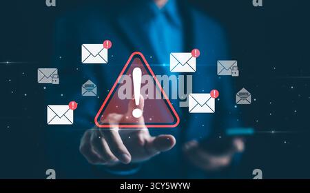 E-Mail-Sicherheitswarnbenachrichtigung – Konzept. Ein Geschäftsmann, der mit einem digitalen Bildschirm interagiert, der E-Mail-Sicherheitswarnungen und Warnbenachrichtigungen anzeigt, Stockfoto