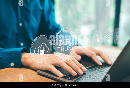 Zero Trust Security-Konzept. Eine Person tippt auf einem Laptop mit virtuellen Symbolen, ohne Vertrauen Sicherheit, Cloud-Schutz, Geschäftsinformationen Stockfoto