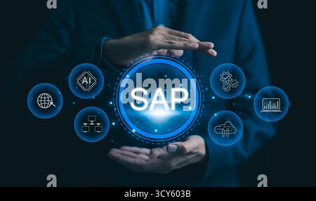 SAP-Systemanwendungsprodukte. Software-Konzept für die Automatisierung und Verwaltung von Geschäftsprozessen. Ein Geschäftsmann präsentiert SAP-bezogene Technologiesymbole, Stockfoto