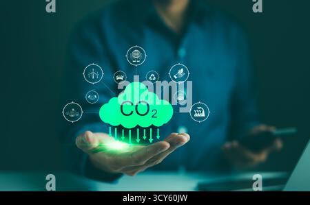 CO2-Fußabdruck-Konzept. Symbol für die Kohlendioxidreduzierung in der Hand des Mannes. Null- und CO2-neutral, CO2-Emissionen, CO2-Neutralität, nachhaltige Energie, Stockfoto