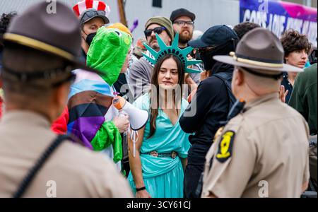 Chicago, Usa. Oktober 2025. Aktivisten versammeln sich am Freitag, den 17. Oktober 2025 in Chicago, Illinois, um gegen die Einwanderungspolitik der Trump-Regierung zu protestieren. Immigration and Customs Enforcement (ICE,) Department of Homeland Security Agents und FBI Agenten haben mutmaßliche Einwanderer ohne Papiere in Chicago und den benachbarten Gebieten verhaftet und verhaftet. Foto: Tannen Maury/UPI Credit: UPI/Alamy Live News Stockfoto