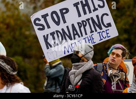 Chicago, Usa. Oktober 2025. Aktivisten versammeln sich in der Nähe des ICE-Gefängnisses, als sie am Freitag, den 17. Oktober 2025, gegen die Einwanderungspolitik der Trump-Regierung in Chicago, Illinois, protestieren. Immigration and Customs Enforcement (ICE,) Department of Homeland Security Agents und FBI Agenten haben mutmaßliche Einwanderer ohne Papiere in Chicago und den benachbarten Gebieten verhaftet und verhaftet. Foto: Tannen Maury/UPI Credit: UPI/Alamy Live News Stockfoto