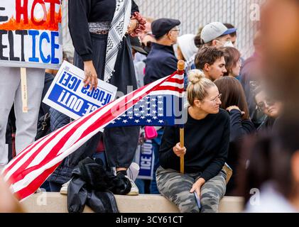 Chicago, Usa. Oktober 2025. Aktivisten versammeln sich in der Nähe des ICE-Gefängnisses, als sie am Freitag, den 17. Oktober 2025, gegen die Einwanderungspolitik der Trump-Regierung in Chicago, Illinois, protestieren. Immigration and Customs Enforcement (ICE,) Department of Homeland Security Agents und FBI Agenten haben mutmaßliche Einwanderer ohne Papiere in Chicago und den benachbarten Gebieten verhaftet und verhaftet. Foto: Tannen Maury/UPI Credit: UPI/Alamy Live News Stockfoto