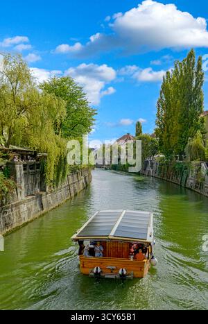 Touristenboote auf dem Fluss Ljubljanica in der Altstadt von Ljubljana, Slowenien Stockfoto