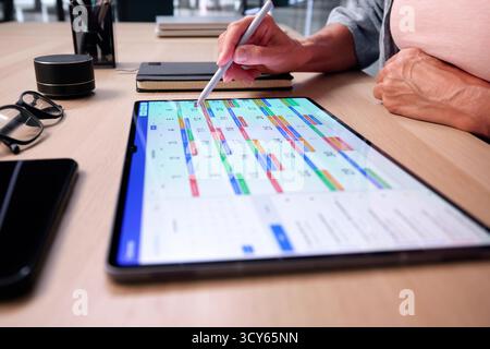 Online-Termin Mit Calendar Planner Auf Tablet. Datum Wird Gesucht. Stockfoto
