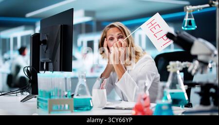 Tech Overload: Weibliche Forscherin, Die Probleme Hat, Die Hilfe-Flag Zu Halten Stockfoto