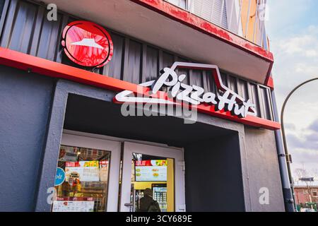 Pizza Hut Logo am Eingang zum Restaurant Stockfoto