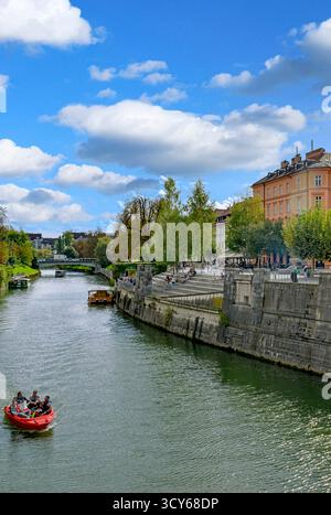 Touristenboote auf dem Fluss Ljubljanica in der Altstadt von Ljubljana, Slowenien Stockfoto