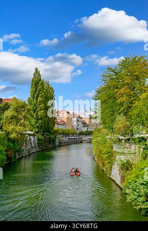 Touristenboote auf dem Fluss Ljubljanica in der Altstadt von Ljubljana, Slowenien Stockfoto