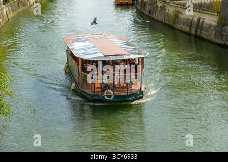 Touristenboote auf dem Fluss Ljubljanica in der Altstadt von Ljubljana, Slowenien Stockfoto