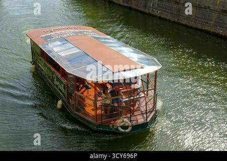 Touristenboote auf dem Fluss Ljubljanica in der Altstadt von Ljubljana, Slowenien Stockfoto