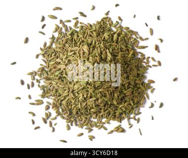 Haufen von Fenchelsamen, gestreckten und gerippten Samen mit blassgrünlicher bräunlicher Farbe isolierter weißer Hintergrund, Konzepte von kulinarischem Gewürz und Kräuter Stockfoto