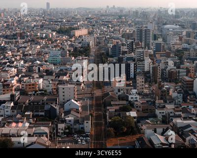 Luftaufnahme des städtischen Eisenbahnkorridors Osaka und des mittleren Wohnungsrads Stockfoto