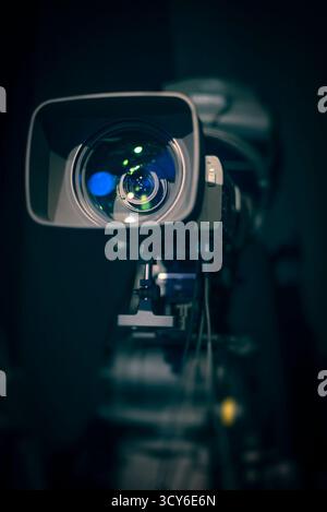 Professionelle Fernsehkamera im fernsehstudio für Shows. Hinter Der Bühne Stockfoto