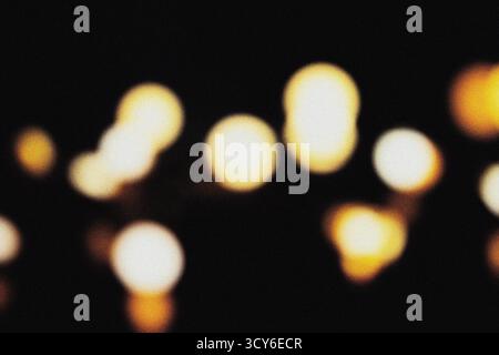 Sanfte gelbe Beleuchtung mit filmischer Unschärfe und körniger Staubüberlagerung für eine elegante, moderne Hintergrundstruktur für Design, Film und digitale Kunst Stockfoto