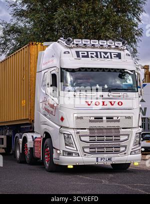 Lkw fahren auf der Straße – T L Prime Transportation Ltd Stockfoto