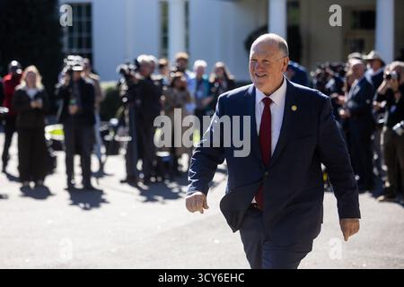 Washington, Usa. Oktober 2025. Der Grenzzar Tom Homan geht zu einem Fernsehinterview vor dem Westflügel des Weißen Hauses in Washington, DC, USA, 16. Oktober 2025.Foto: Francis Chung/Pool via CNP/ABACAPRESS.COM Credit: Abaca Press/Alamy Live News Stockfoto