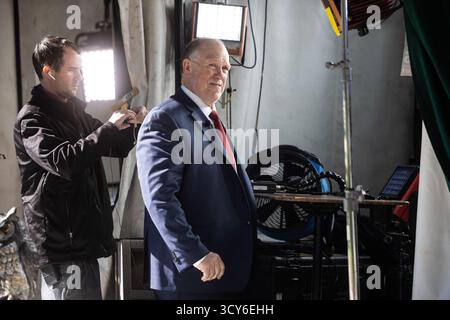 Washington, Usa. Oktober 2025. Der Grenzzar Tom Homan bereitet sich auf ein Fernsehinterview vor dem Westflügel des Weißen Hauses in Washington, DC, USA, am 16. Oktober 2025 vor.Foto: Francis Chung/Pool via CNP/ABACAPRESS.COM Credit: Abaca Press/Alamy Live News Stockfoto