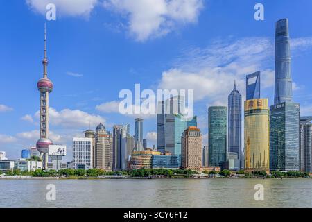 Huangpu River und Lujiazui Skyline mit Wolkenkratzern, Shanghai Tower und Oriental Pearl Tower im Finanzviertel Pudong in Shanghai, China Stockfoto