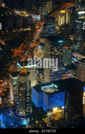 Aus der Vogelperspektive über beleuchtete Wolkenkratzer im Finanzviertel Lujiazui von der Aussichtsplattform des Shanghai Tower in Pudong, Stadt Shanghai bei Nacht, China Stockfoto