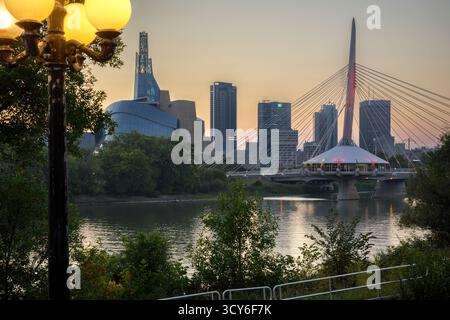 Die Fußgängerbrücke Esplanade Riel überquert den Red River in der Innenstadt von Winnipeg, Manitoba, Kanada Stockfoto