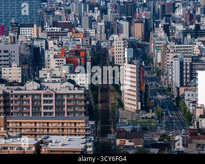 Osaka Downtown Grid mit Eisenbahnschienen, mittleren und hohen Gebäuden Stockfoto