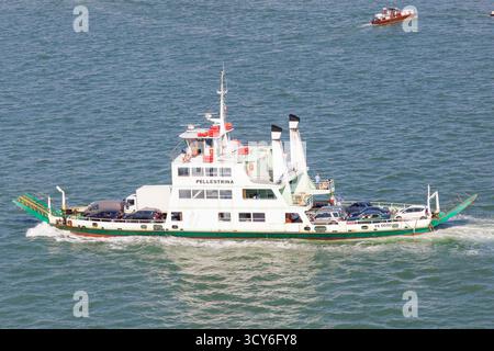 Die mit Fahrzeugen beladene Pellestrina-Autofähre überquert Bacino San Marco (Markusbecken) in der venezianischen Lagune, Venedig, Venetien, Italien Stockfoto