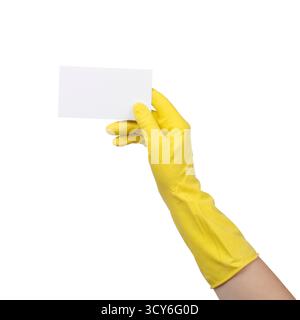 Hand in gelbem Schutzhandschuh mit Visitenkarte isoliert auf weißem Hintergrund, Schnittpfad enthalten Stockfoto