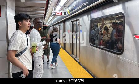 Toronto, Kanada - 29. Juni 2025: Fans von Stray Kids warten gespannt an der U-Bahn-Station Toronto auf ein Konzert im Rogers Stadium voller Spannung Stockfoto