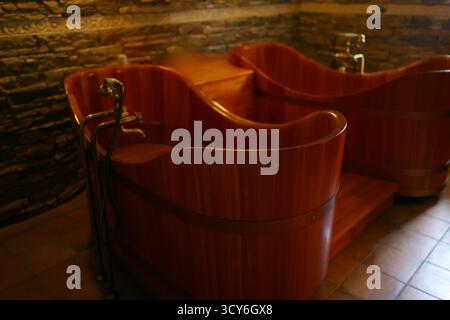 Bier-Spa, rustikales Holzbad, Wellness- und Selbstpflegethema. Stockfoto