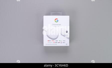 Ottawa ON, Kanada – 21. Dezember 2022: Die Verpackung der Chromecast-Geräte ist deutlich auf grauer Oberfläche zu sehen, was das moderne Design und Streaming unterstreicht Stockfoto
