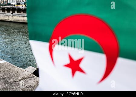 Saint Ouen, Paris, Frankreich. Oktober 2025. Am 17. Oktober 1961, mitten im Algerienkrieg, demonstrierten Algerier in Paris friedlich gegen die Ausgangssperre, die von Polizeipräfekt Maurice Papon erlassen wurde. Diese Demonstration, die auf Aufruf der FLN organisiert wurde, wurde gewaltsam unterdrückt: Zwischen Dutzenden und Hunderten von Toten. (Kreditbild: © Sadak Souici/ZUMA Press Wire) NUR REDAKTIONELLE VERWENDUNG! Nicht für kommerzielle ZWECKE! Stockfoto