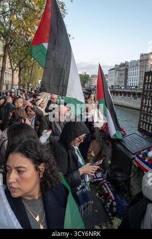 Saint Ouen, Paris, Frankreich. Oktober 2025. Am 17. Oktober 1961, mitten im Algerienkrieg, demonstrierten Algerier in Paris friedlich gegen die Ausgangssperre, die von Polizeipräfekt Maurice Papon erlassen wurde. Diese Demonstration, die auf Aufruf der FLN organisiert wurde, wurde gewaltsam unterdrückt: Zwischen Dutzenden und Hunderten von Toten. (Kreditbild: © Sadak Souici/ZUMA Press Wire) NUR REDAKTIONELLE VERWENDUNG! Nicht für kommerzielle ZWECKE! Stockfoto