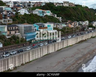 Aus der Vogelperspektive der Straßenbahn Enoden und der Route 134 entlang der Küste von Kamakura Stockfoto