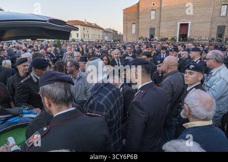Padua, die staatliche Beerdigung in der Basilika Santa Giustina wurde mit der Anwesenheit der höchsten staatlichen Behörden abgeschlossen. Für die drei Carabinieri, die beim Massaker von Castel d'Azzano getötet wurden, findet die Beerdigung in Prato della Valle statt: Mit Präsident Mattarella und Meloni. Auf dem Foto sind die Verwandten und Kollegen der Opfer und die beiden verwundeten Carabinieri, die das Massaker überlebt haben. Stockfoto