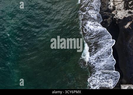 Surfmuster aus der Luft an der schwarzen Sandküste in der Nähe von Kamakura, Japan Stockfoto