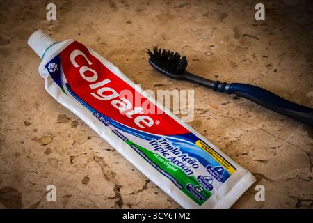 Sao Paulo, Brasilien, 17. August 2025. Nahaufnahme von Colgate Zahnpasta und unfokussierter Zahnbürste. Veranschaulicht die tägliche Mundhygiene und Zahnpflege. Idee Stockfoto
