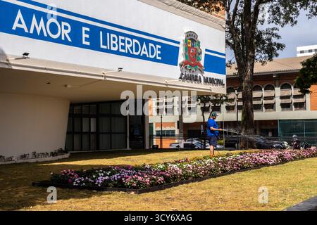 Marilia, Sao Paulo, Brasilien, 12. April 2025. Fassade des Rathauses von Marilia. Gebäude mit der Inschrift Marília, Symbol der Liebe und Freiheit. Im Stockfoto