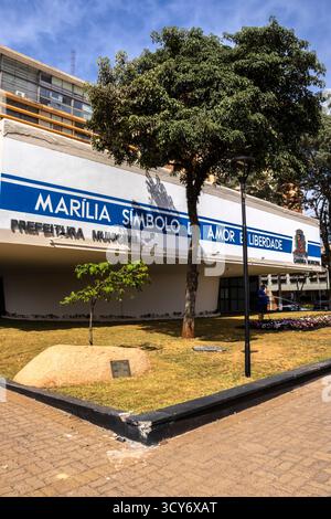 Marilia, Sao Paulo, Brasilien, 12. April 2025. Fassade des Rathauses von Marilia. Gebäude mit der Inschrift Marília, Symbol der Liebe und Freiheit. Im Stockfoto